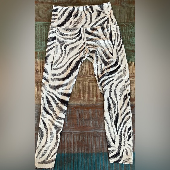 Women's DSG Momentum  Trippy Zebra Sand - Picture 4 of 9